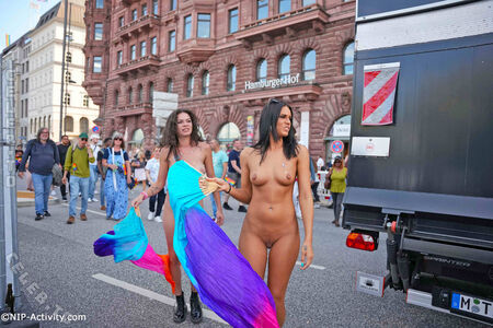 Nude In Public #1086